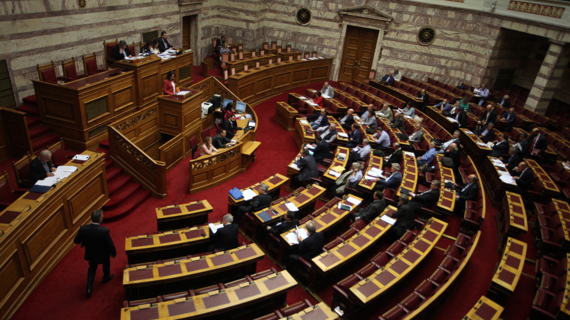 Ενταση μεταξύ ΣΥΡΙΖΑ και ΝΔ στη Βουλή για τους νεκρούς της Μαρφίν